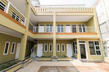 בית מלון כפרי Oyo 1078 Fakhira Residence