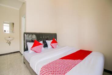 Hotel Oyo 1078 Fakhira Residence