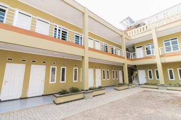 בית מלון כפרי Oyo 1078 Fakhira Residence