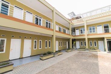 בית מלון כפרי Oyo 1078 Fakhira Residence