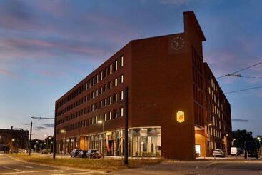 هتل Super 8 By Wyndham Mainz Zollhafen