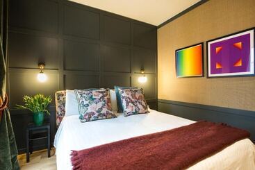 پانسیون Living Suites