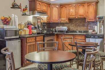 هتل Days Inn By Wyndham Colorado Springs Air Force Academy