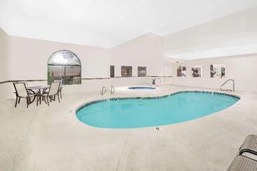 هتل Days Inn By Wyndham Lamar