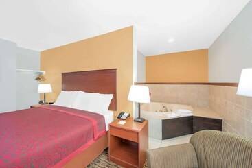 هتل Days Inn By Wyndham Lamar