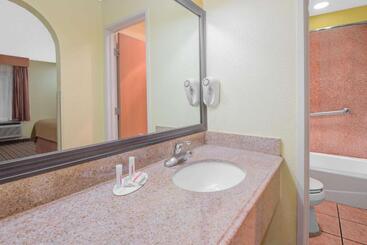 هتل Days Inn By Wyndham Lubbock South