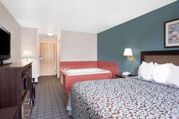 هتل Days Inn By Wyndham Neenah