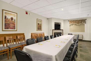 هتل Days Inn By Wyndham Rapid City