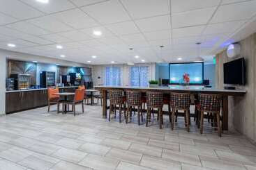 هتل Days Inn & Suites By Wyndham Denver International Airport