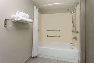 هتل Days Inn & Suites By Wyndham Denver International Airport