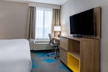 هتل Days Inn & Suites By Wyndham Denver International Airport