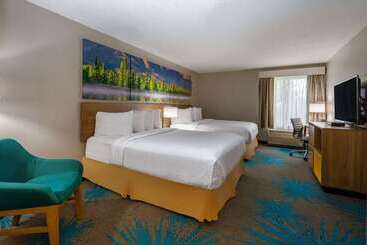 هتل Days Inn & Suites By Wyndham Denver International Airport