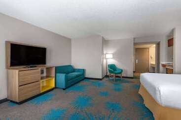 هتل Days Inn & Suites By Wyndham Denver International Airport