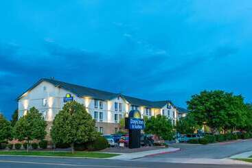 هتل Days Inn & Suites By Wyndham Denver International Airport