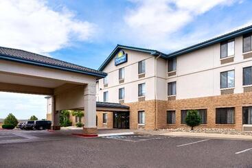 هتل Days Inn & Suites By Wyndham Denver International Airport