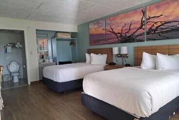 هتل Days Inn & Suites By Wyndham Jekyll Island