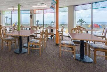 هتل Days Inn & Suites By Wyndham Jekyll Island