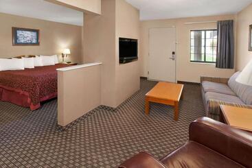 هتل Days Inn & Suites By Wyndham Kokomo