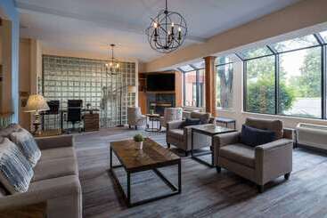 هتل Days Inn & Suites By Wyndham Madison