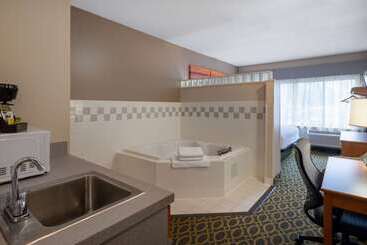 هتل Days Inn & Suites By Wyndham Madison