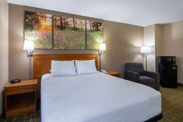 هتل Days Inn & Suites By Wyndham Madison