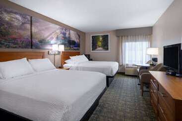 هتل Days Inn & Suites By Wyndham Madison