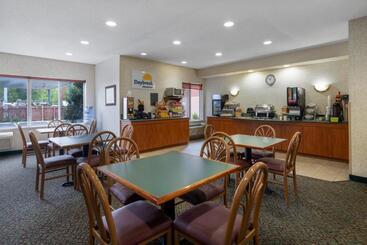 هتل Days Inn & Suites By Wyndham Madison