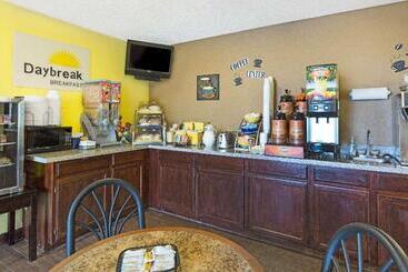 هتل Econo Lodge Inn & Suites