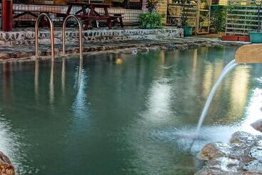 پانسیون Lei Zhiben Hot Spring