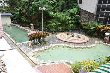 پانسیون Lei Zhiben Hot Spring