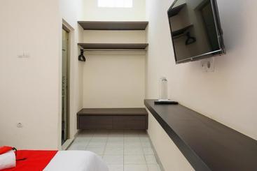 پانسیون Reddoorz@ Cangkring Street Cirebon