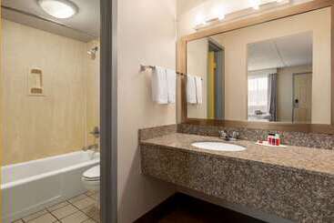 هتل Bo, A Days Inn By Wyndham Chattanooga Downtown