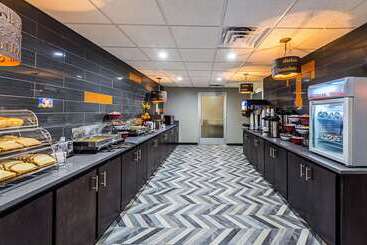 هتل Clarion Inn & Suites Near Downtown
