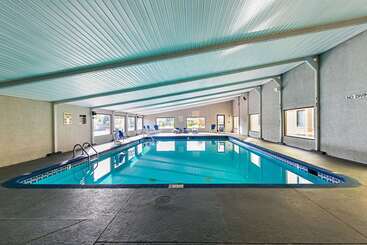 هتل Clarion Inn & Suites Near Downtown