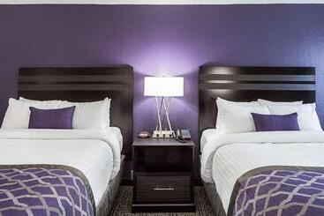 هتل Clarion Inn & Suites Near Downtown