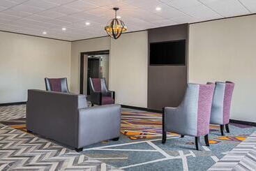 هتل Clarion Inn & Suites Near Downtown