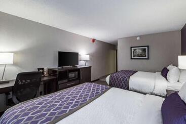 هتل Clarion Inn & Suites Near Downtown