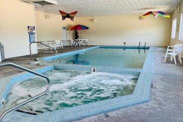هتل Court Plaza Inn & Suites Of Mackinaw
