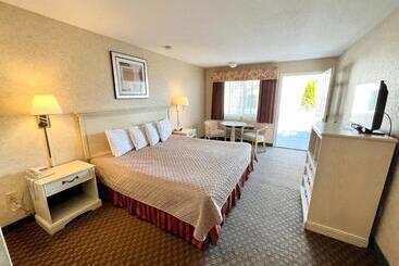 هتل Court Plaza Inn & Suites Of Mackinaw