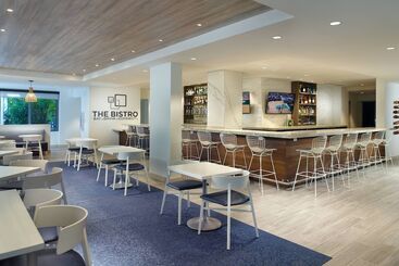 Отель Courtyard Miami Coconut Grove