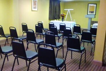 هتل Days Inn By Wyndham Cleveland Lakewood