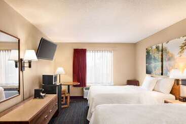 هتل Days Inn By Wyndham Hurley