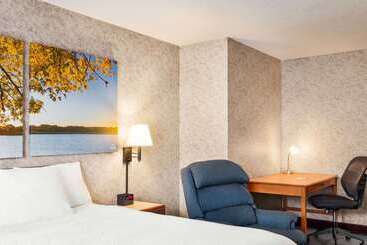هتل Days Inn By Wyndham Hurley