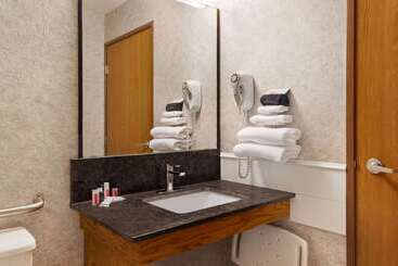 هتل Days Inn By Wyndham Hurley