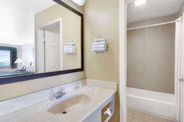هتل Days Inn By Wyndham Kingman East