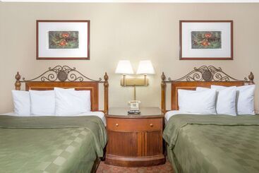 هتل Days Inn By Wyndham Kingman East