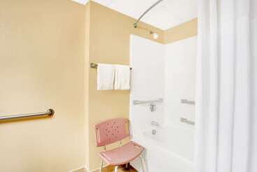 هتل Days Inn By Wyndham Newport News City Center Oyster Point