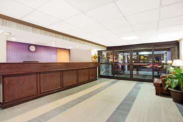 هتل Days Inn By Wyndham Newport News City Center Oyster Point