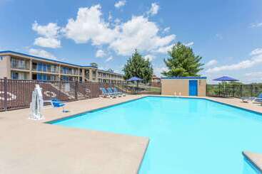 هتل Days Inn By Wyndham Staunton