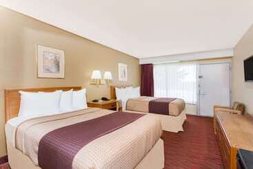 هتل Days Inn By Wyndham Staunton